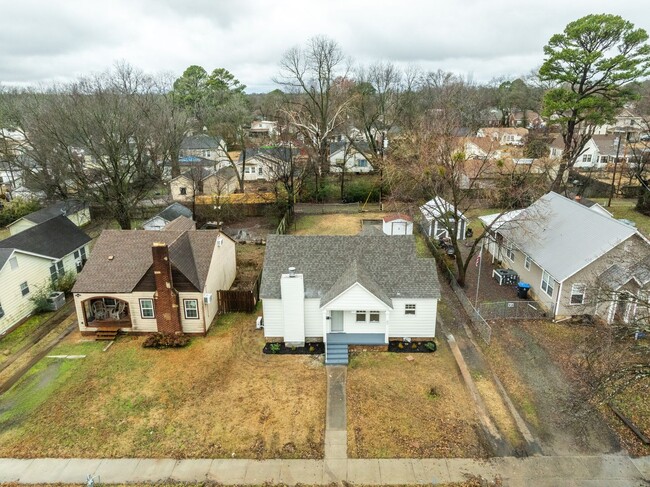 Building Photo - Freshly Updated 3 Bedroom House