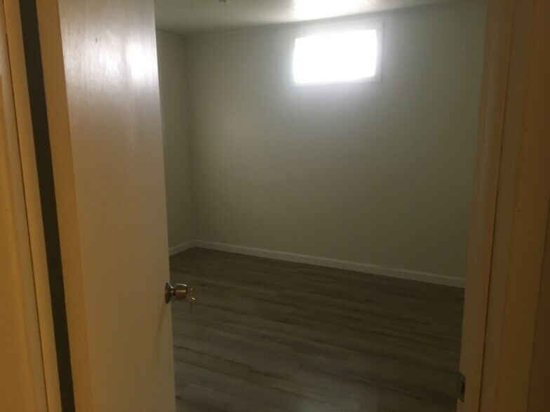 Building Photo - 481 W 70th Pl