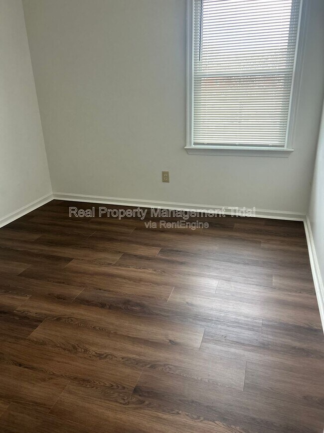 Building Photo - 128 Loch Cir