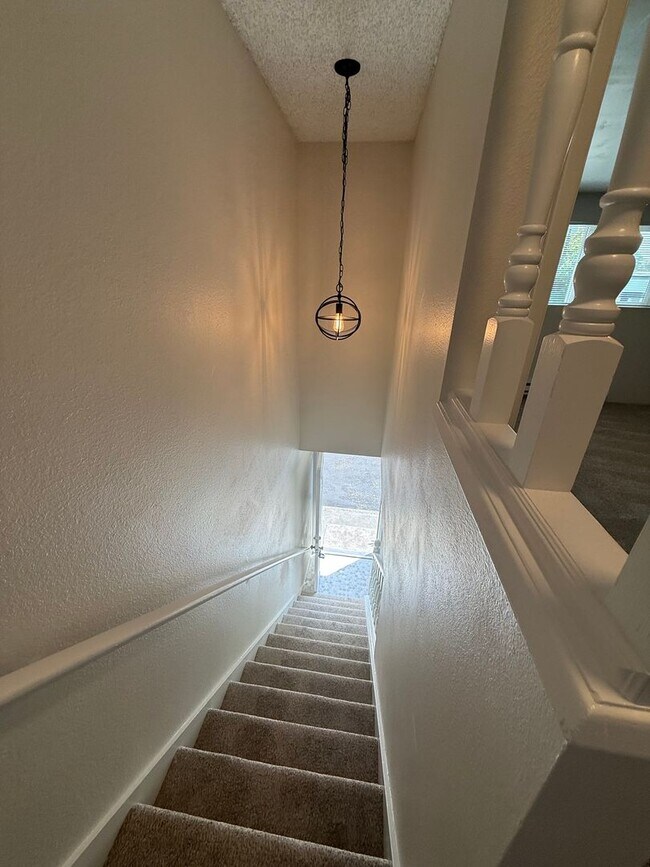 Building Photo - Fully Remodeled 2-Bedroom in Quiet Everett Four-Plex