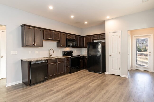 Building Photo - One Level Home Move In Ready!