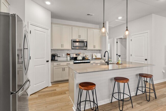 Building Photo - Modern Moncks Corner Home!