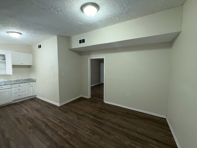 Building Photo - 3320 Ridgeland Dr