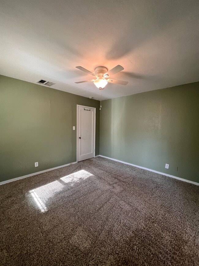 Building Photo - 3402 E Weldon Ave