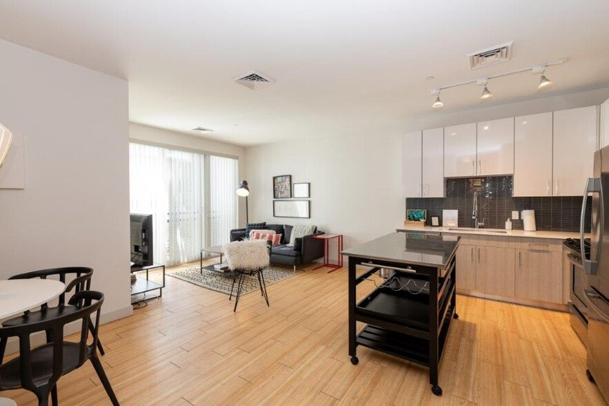 Building Photo - 320 D St