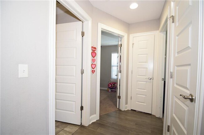 Building Photo - 3609 SW Mistletoe Ave