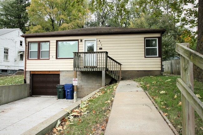 Building Photo - 2 BR home in West Davenport