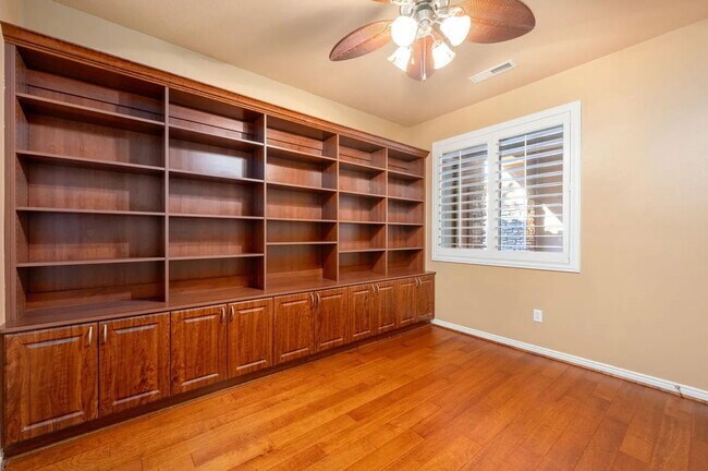 Building Photo - This beautiful Gem is ready for you to move into now.  Stunning views, spacious floor plan. Call ...