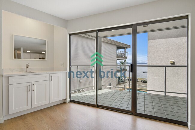 Building Photo - 2 Bed and 2 Bath Exceptional Condo with Water View is Available for Rent!