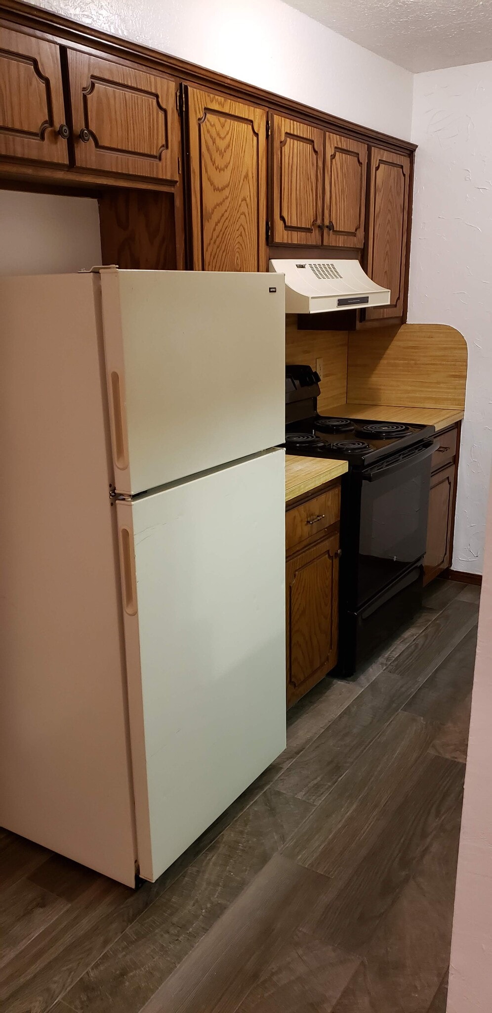 Kitchen with Fridge and Range and Oven - 908 Acacia Cir