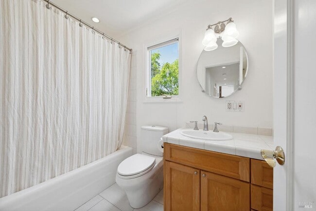 Building Photo - 125 Bayview Ave