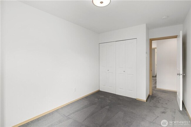 Building Photo - Spacious 3bd/3ba Townhouse