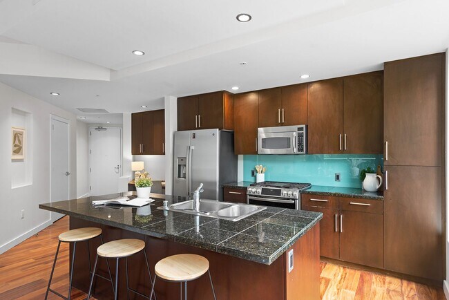 Building Photo - Bright Corner 1Bed/1Bath Condo in the Heart of Downtown Seattle!