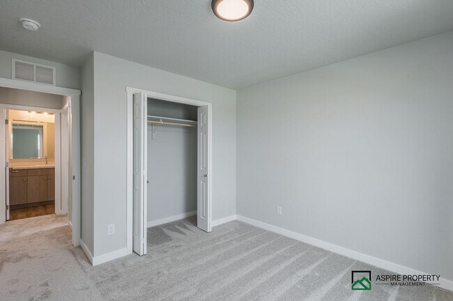 Building Photo - Brand New 5 Bed 3 Bath home 2600sf+ and a 3 car garage