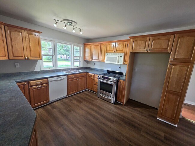 Building Photo - Lovely 3 bedroom 1 bath with spacious kitchen and tons of natural light!