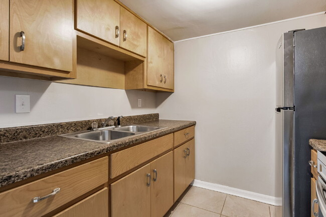 Building Photo - Desirable townhouse centerally located.