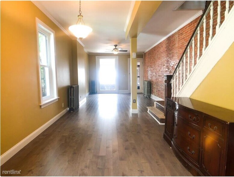 Living/Dining - 2911 Poplar St