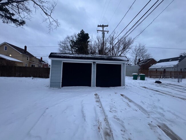 Building Photo - This Charming 3BR Single Family Home!