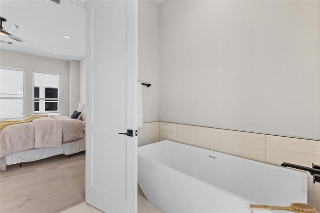 Building Photo - 2509 N MacGregor Way