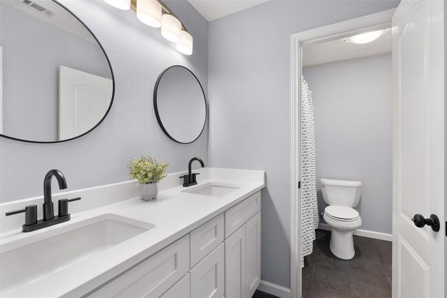 Building Photo - 3817 Newland Dr