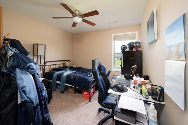 Building Photo - **WELL MAINTAINED, 2016-BUILT HOME IN DESI...