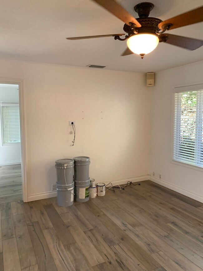 Building Photo - Charming 3+1 Canyon Country Cutie Nestled in the Hills!