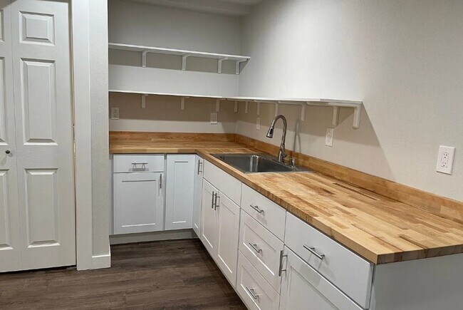 Building Photo - Spacious 4 bd 2.5 ba Beacon Hill Home with Private Yard