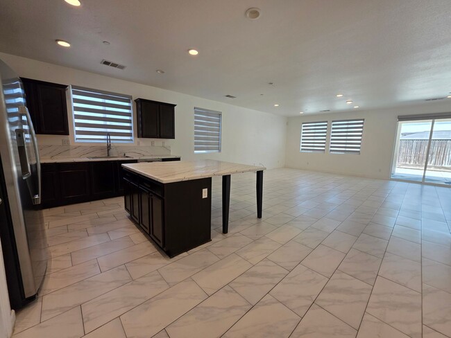 Building Photo - 3936 E Cypress Ave