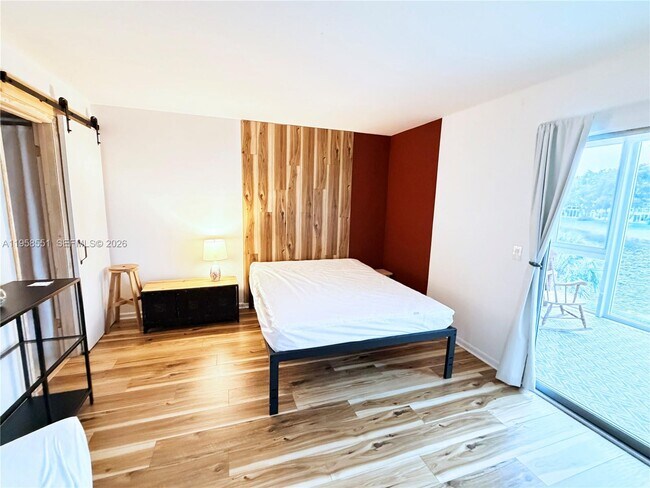 Building Photo - 2130 Cambridge F