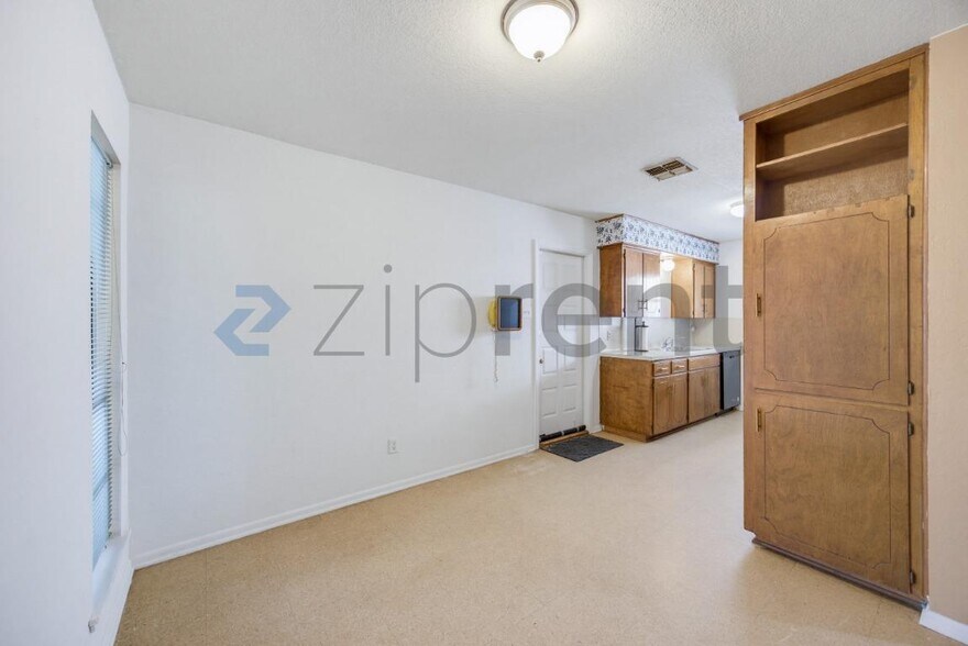 Building Photo - Unit