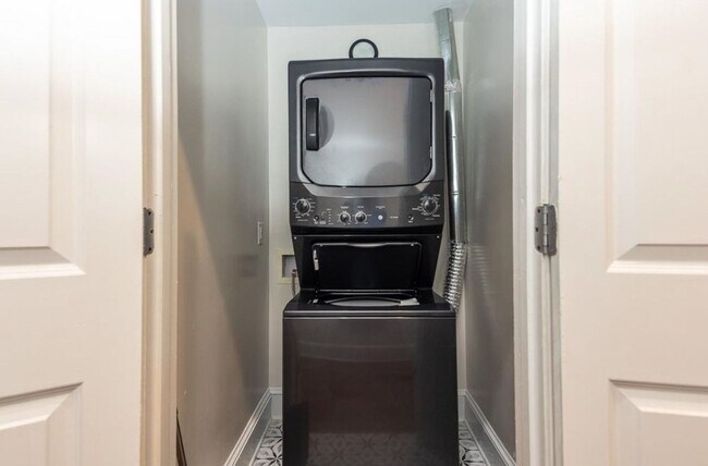 Building Photo - Modern Downtown Memphis Condo with Prime Location