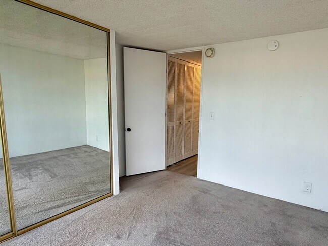Building Photo - 2121 Ala Wai Blvd