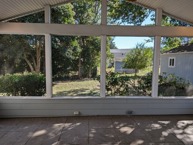 Building Photo - Cozy 2 story, 5 bedroom, 3.5 bathroom hous...