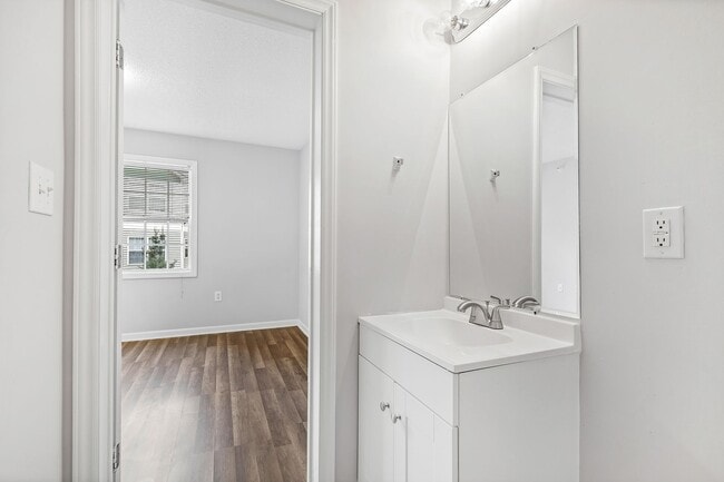 Building Photo - University Woods Retreat: 4 BR/4 Bath minutes to NCSU!