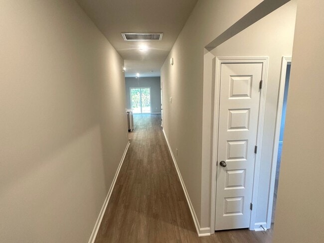 Building Photo - LOCATION, LOCATION, LOCATION! 10 Minutes f...