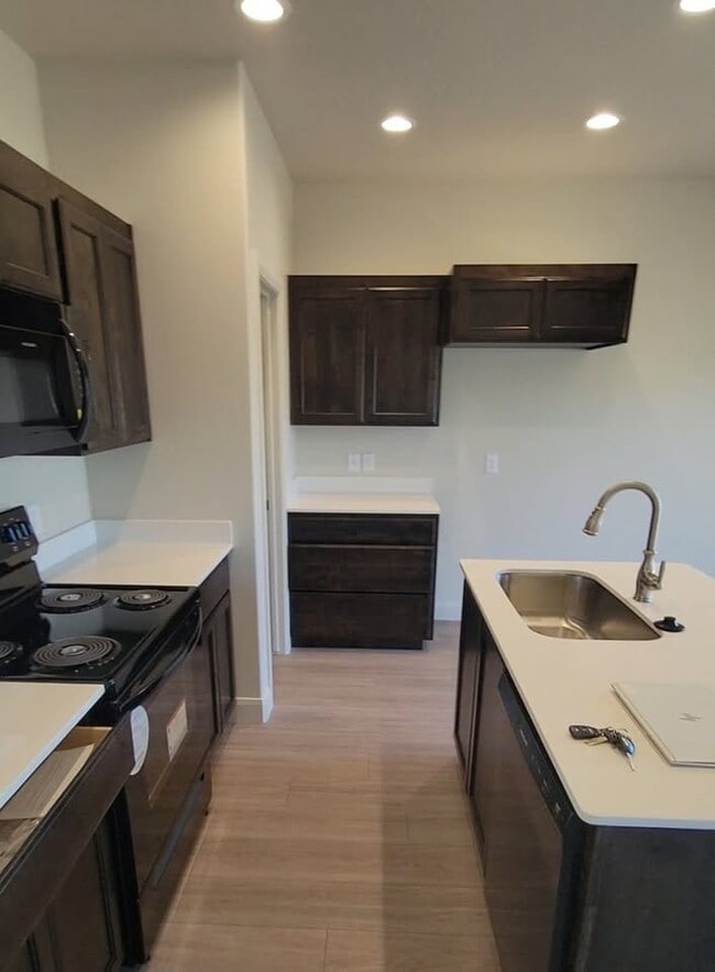 Building Photo - 858 N Old Fort Dr