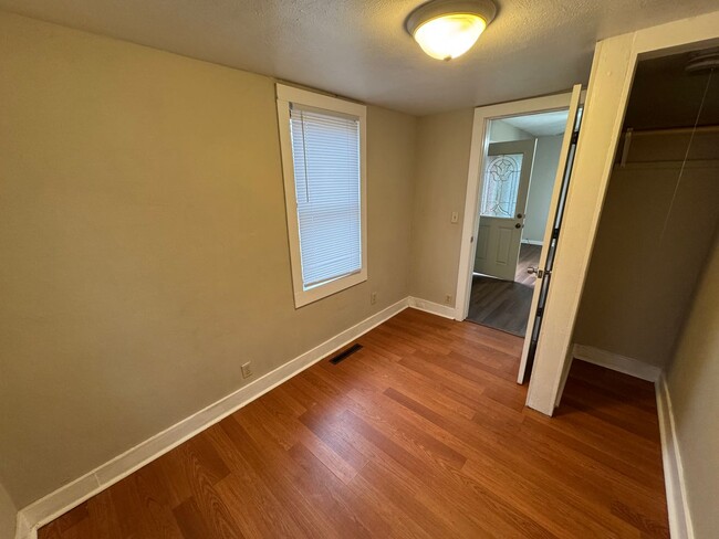 Building Photo - Charming 2-Bedroom Home with Central Air a...