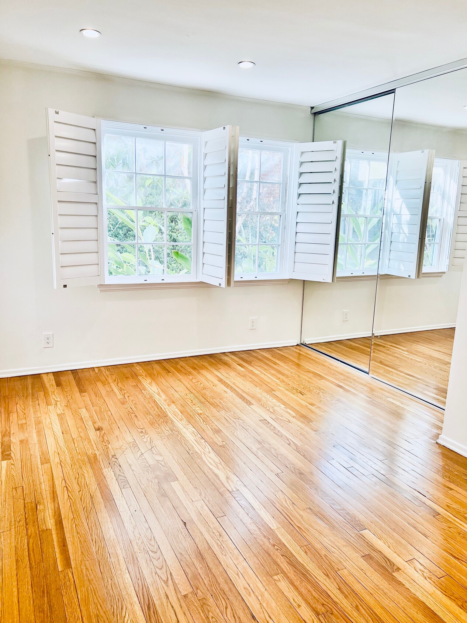 Building Photo - 1256 Devon Ave