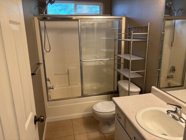 Building Photo - 4 bedroom 2.5 bath in NW Suburban Reno