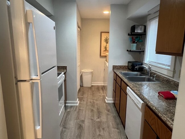 Building Photo - Unfurnished First Floor 3BR Condo in Sea P...