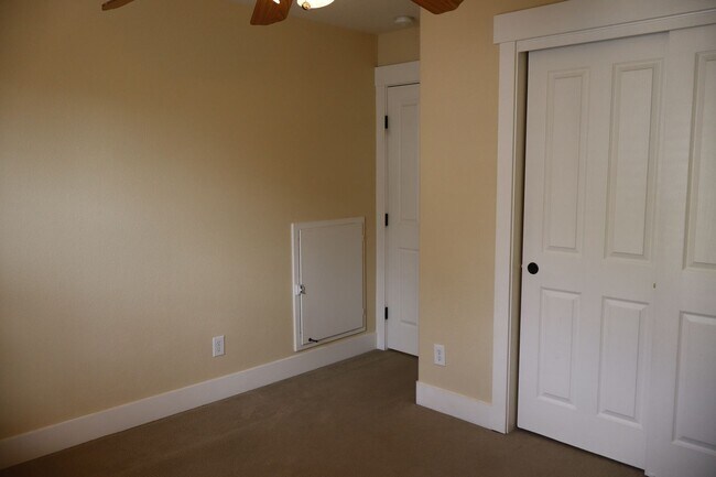 Building Photo - Stunning Modern Five Bedroom Home in Loveland