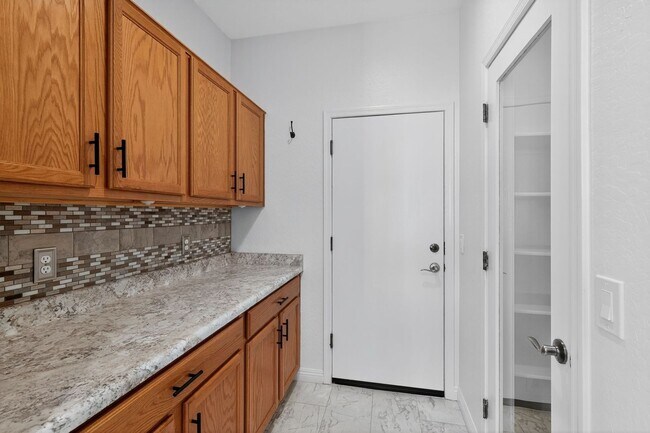 Building Photo - Spacious 4BR House in Goodyear