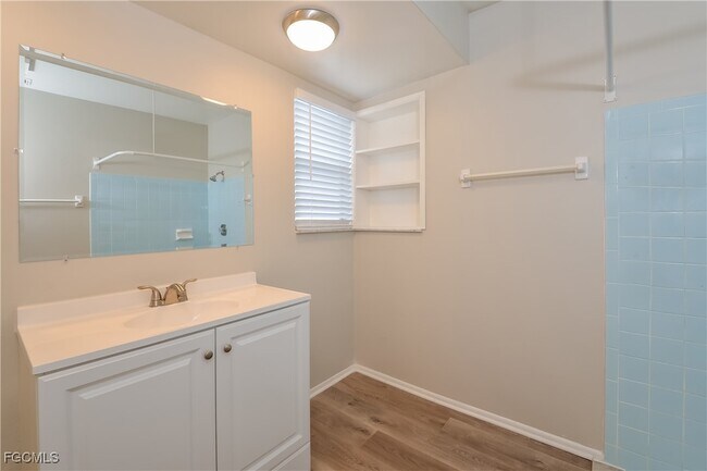 Building Photo - 6947 Roslyn Ct