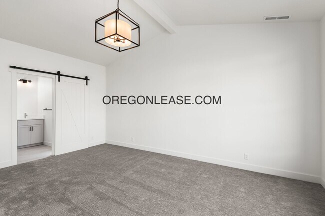 Building Photo - Gorgeous New Construction in Brand New Ven...