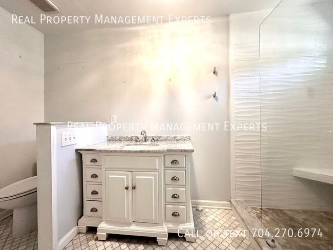 Building Photo - 8509 Golf Ridge Dr