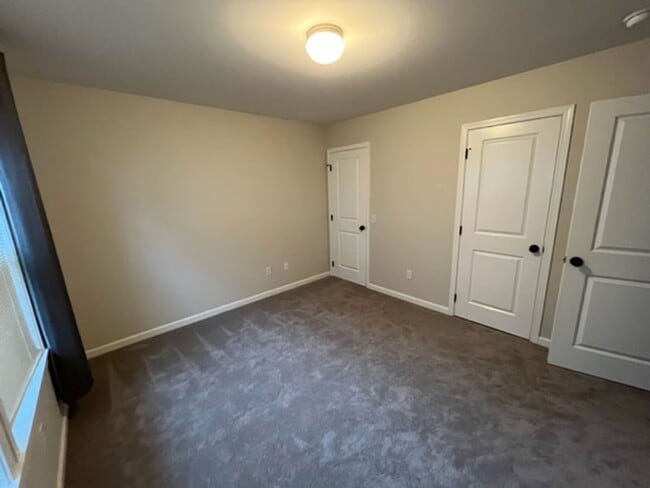 Building Photo - Beautiful 3 Bedroom Townhome with Garage i...