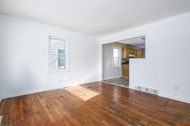 Building Photo - 621 E Meyers Ave