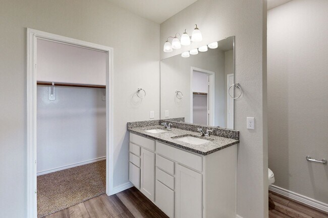 Building Photo - 3 Bedrom 2 bath with a 2 car garage in Sou...