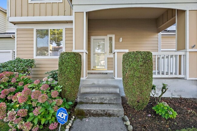 Building Photo - Modern 4-Bedroom Home with 5-Piece Primary...