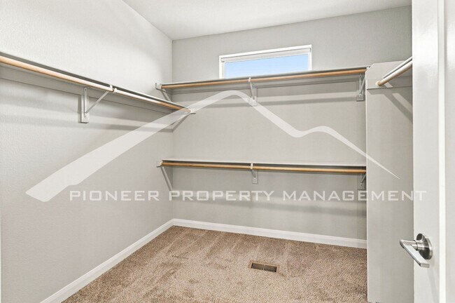 Building Photo - Gorgeous Home with Central AC and Washer/Dryer